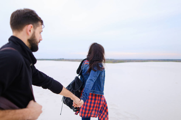 dziewczyna i chłopak, spacery nad morzem szukać miejsca f - Zdjęcie, obraz