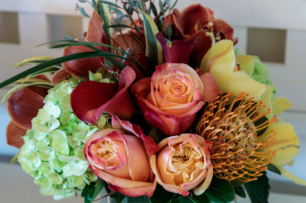 Buquê de flores, incluindo rosas, orquídeas, proteas pincushion
  - Foto, Imagem