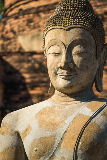 Oude cement Boeddha afbeelding in Autthaya - Foto, afbeelding