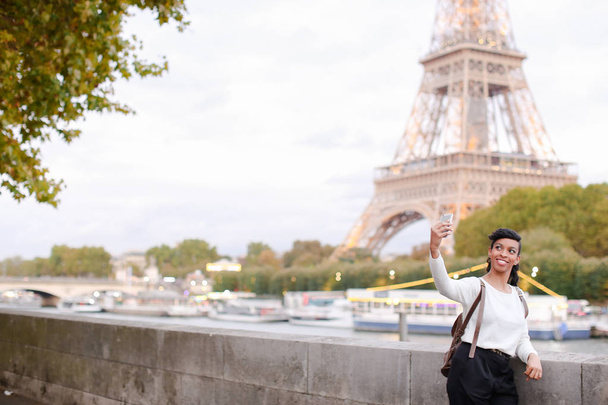 Hezká žena stojící na ulici nedaleko Eiffelovky a m - Fotografie, Obrázek