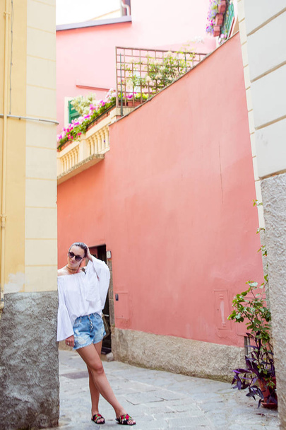 Krásná šťastná žena na evropské dovolenou v Cinque Terre. Mladý bělošský turistické chůzi na ulici - Fotografie, Obrázek