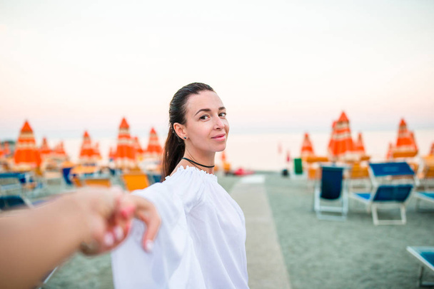 Follow me POV - Пара влюбленных, веселящихся. Подружка, держащаяся за руки на пляже, улыбается, наслаждаясь активным уличным образом жизни в Монтероссо. Следуйте за мной
 - Фото, изображение