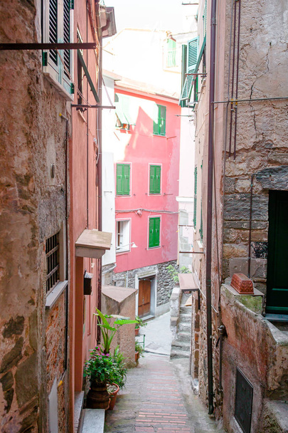 古い美しいチンクエ ・ テッレ, イタリアの海岸沿い村の屋外カフェで狭い道を空します。 - 写真・画像
