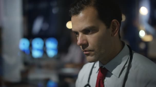 4K Medical research team on night shift using computers, focus on male doctor - Metraje, vídeo