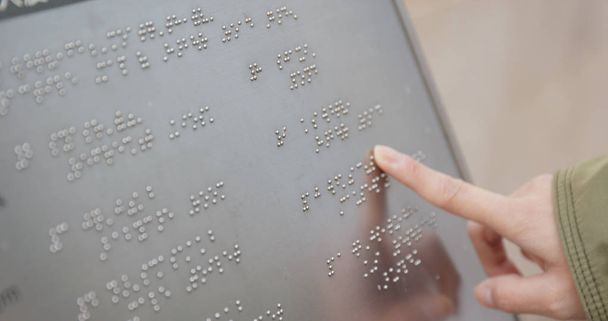 Blind op Braille lezen bij buiten folder  - Foto, afbeelding