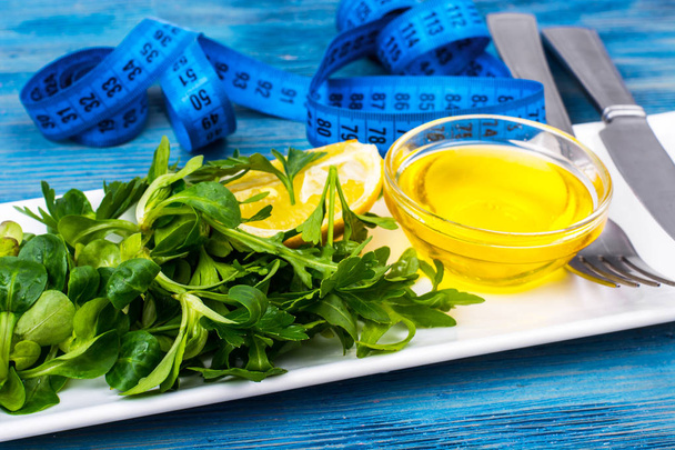 Свіжа зелень, салат, оливкова олія, лимонна концепція дієтичного харчування
 - Фото, зображення