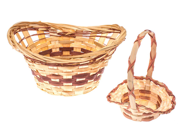 Декоративний плетений кошик ручної роботи на білому тлі
 - Фото, зображення