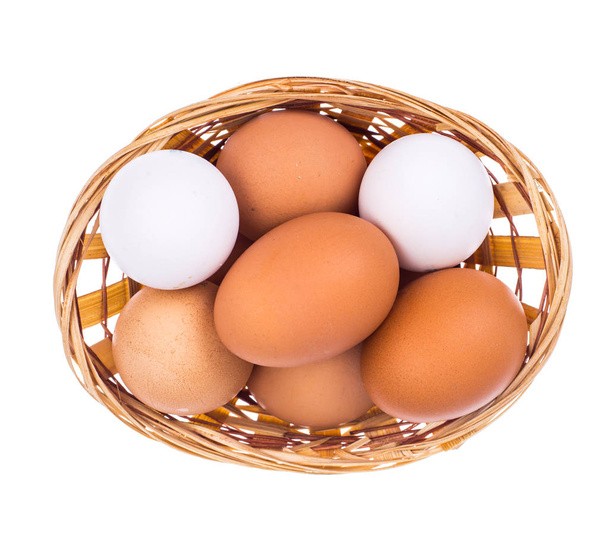 Προετοιμασία για το Πάσχα. Κοτόπουλο αυγά σε ψάθινο καλάθι - Φωτογραφία, εικόνα