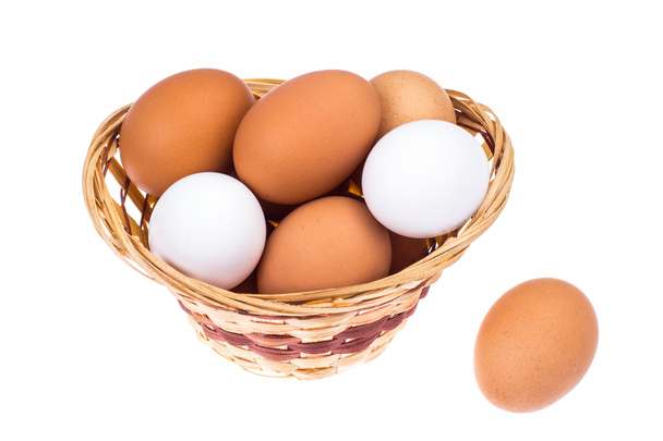 Preparazione per Pasqua. Uova di pollo nel cestino di vimini
 - Foto, immagini