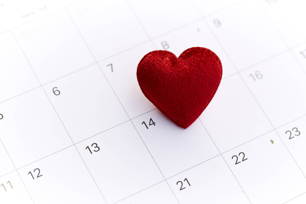 κόκκινη καρδιά σχήμα σύμβολο στις 14 Φεβρουαρίου, ημερομηνία σε ένα ημερολόγιο για την ημέρα του Αγίου Βαλεντίνου - Φωτογραφία, εικόνα