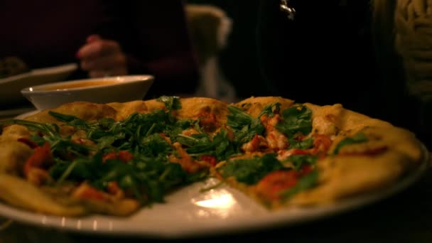Lujoso plato de pan plano de cangrejo siendo consumido por la mujer en un restaurante de lujo
 - Metraje, vídeo