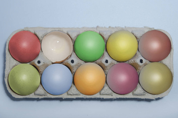 värikkäitä pääsiäismunia tarjottimella - Valokuva, kuva