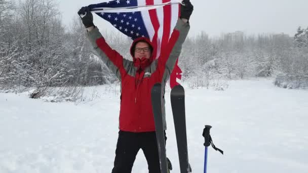 Hombre de mediana edad fanático del deporte ondeando una bandera estadounidense
 - Metraje, vídeo