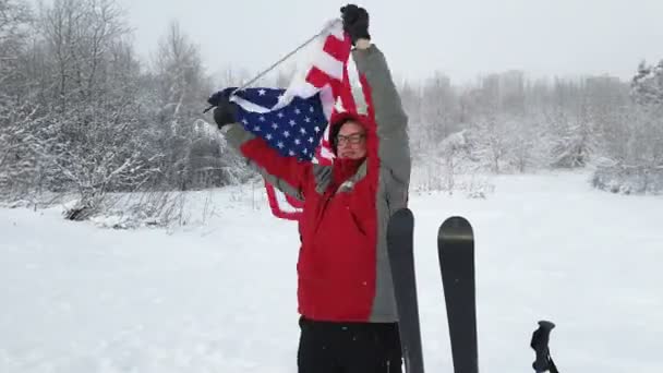 Hombre de mediana edad fanático del deporte ondeando una bandera estadounidense
 - Metraje, vídeo