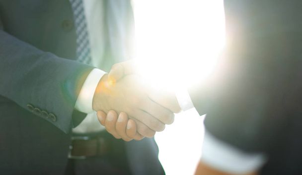 Podnikatel dává ruku pro handshake partnerovi - Fotografie, Obrázek
