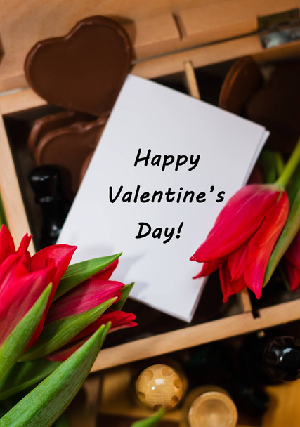 Букет червоних тюльпанів, шоколадних сердець і шахів
 - Фото, зображення