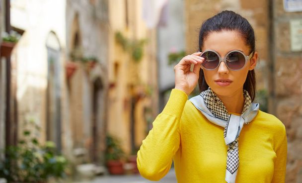 attractive woman tourist in old Italian town   - Foto, Imagem