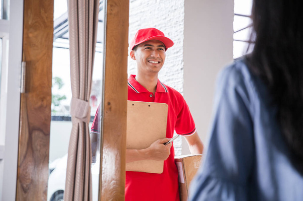 delivery man delivering box - Foto, Bild