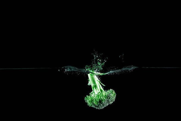 broccoli in water splash - Foto, Imagem