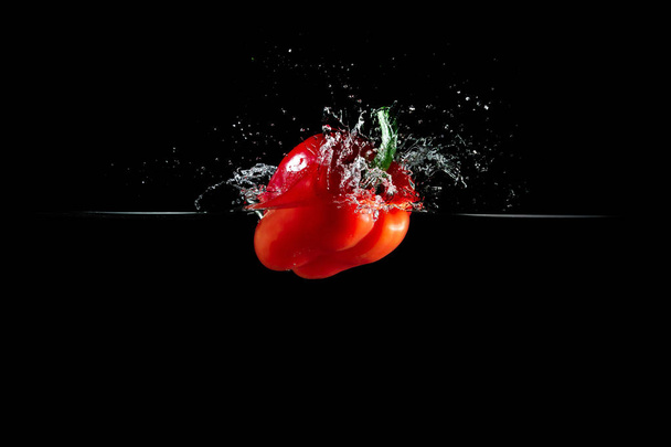 bell pepper in water with splash - Valokuva, kuva