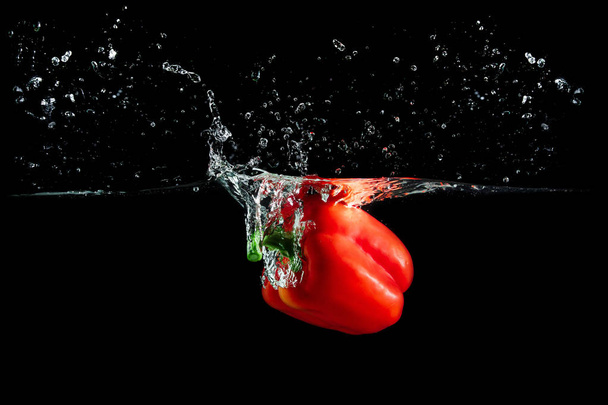 bell pepper in water with splash - 写真・画像