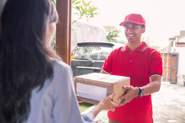 delivery man delivering box - Fotoğraf, Görsel