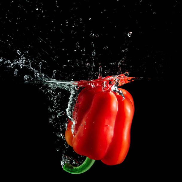 bell pepper in water with splash - Foto, Imagen