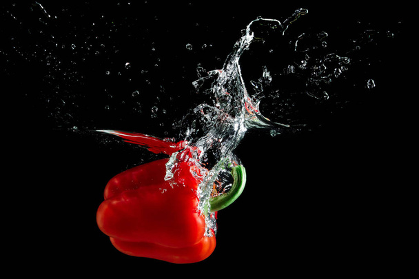 bell pepper in water with splash - 写真・画像