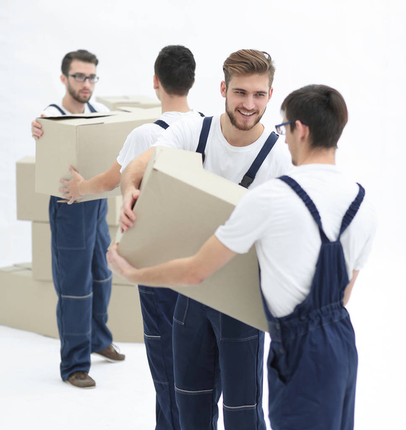Photo workers pass each other boxes when moving flats. - Foto, Imagen