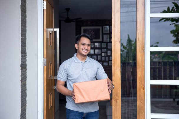  man holding  delivery box - Foto, afbeelding