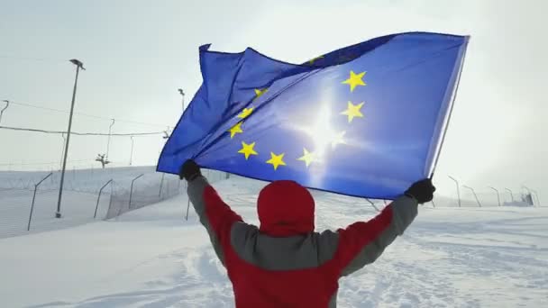 Muž středního věku sportovní fanoušek mávání vlajky Evropské unie - Záběry, video