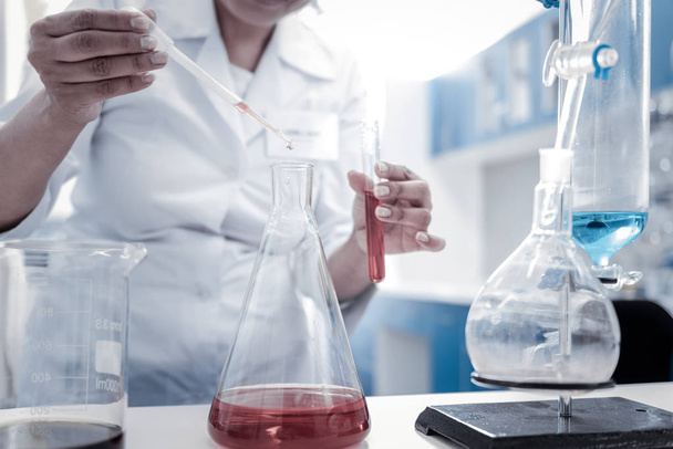 Gros plan de l'expérience de chimiste féminine en laboratoire
 - Photo, image
