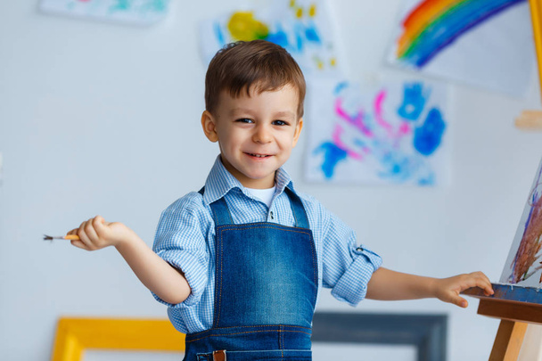 primer plano retrato de lindo, sonriente, blanco de tres años de edad, chico en
 - Foto, imagen