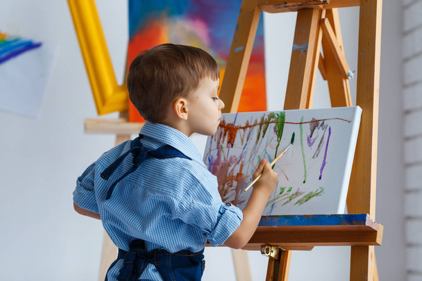 Şirin, ciddi ve odaklanmış, beyaz üç yaşında çocuk mavi shi - Fotoğraf, Görsel