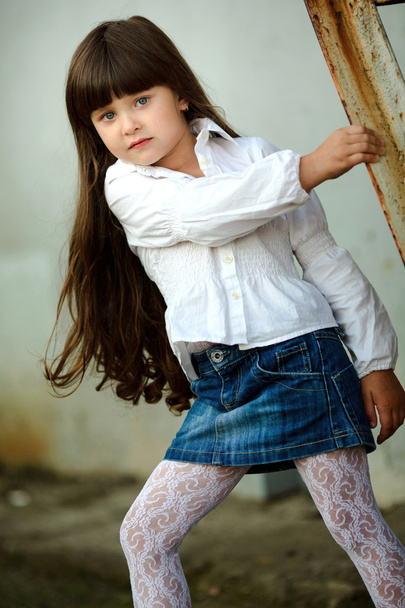 Portrait of little girl outdoors in white shirt - Foto, Imagem