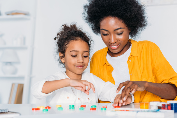 african american mother teaching daughter numbers at home - Zdjęcie, obraz