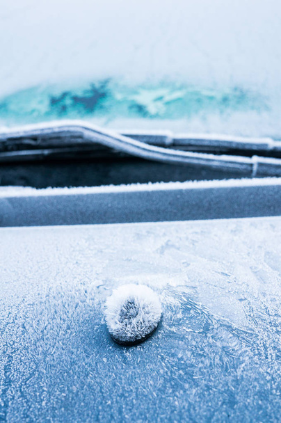 Ледяной мороз образует кристаллы льда в красивых уникальных узорах на автомобиле
 - Фото, изображение