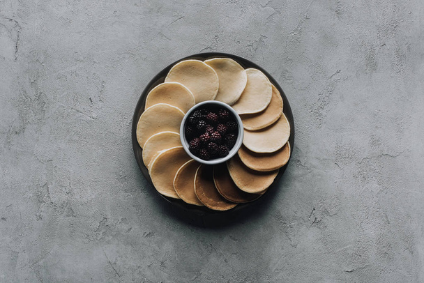top view of fresh pancakes with blackberries on grey  - Foto, Imagem