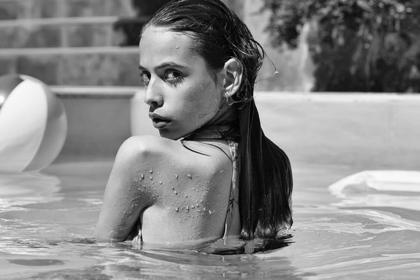 sexy woman in swimming pool - Foto, immagini