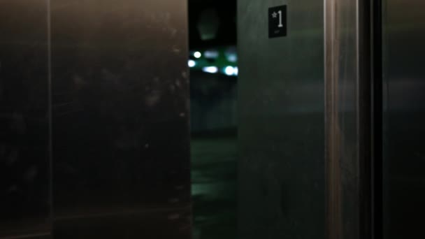 eine Fahrstuhltür schließt sich im Untergeschoss des dunklen Parkhauses Alt2 - Filmmaterial, Video
