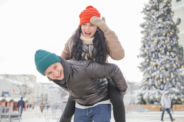 Veselá, s úsměvem Kavkazský pár muž a žena baví na - Fotografie, Obrázek