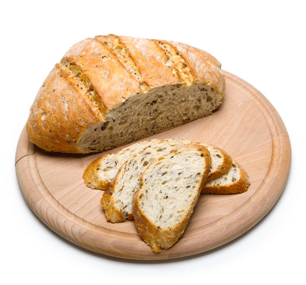 Свежеиспеченный хлеб на деревянной разделочной доске, изолированной на белой ба
 - Фото, изображение