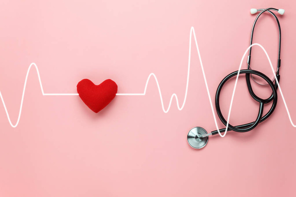 Εναέρια εικόνα πίνακα κάτοψη εξαρτήματα υγειονομικής περίθαλψης & ιατρικό υπόβαθρο της έννοιας. Κόκκινη καρδιά & στηθοσκόπιο με σχέδιο καρδιά κύμα σε ροζ χαρτί. Επίπεδη γεννούν την ιδέα για τον ασθενή θεραπεία γιατρός στο νοσοκομείο. - Φωτογραφία, εικόνα