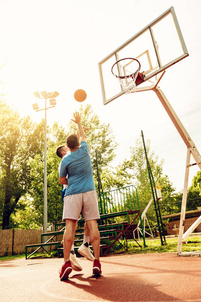 Dos jugadores de baloncesto callejeros que tienen entrenamiento al aire libre
. - Foto, Imagen