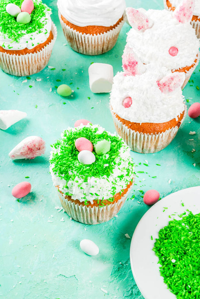 Fare cupcake pasquali con orecchie di coniglio e uova di caramella, copia spac
 - Foto, immagini