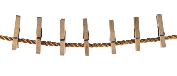 pinza de madera sobre una cuerda aislada sobre fondo blanco
 - Foto, imagen