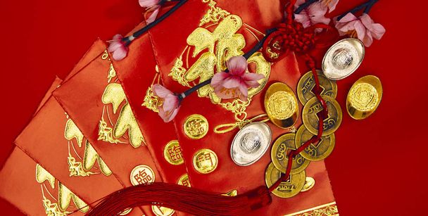 ano novo chinês festival decorações ameixa flores wthi Firecrackers, envelopes, sorte chinesa cinco medalhas de ouro no vermelho com espaço de cópia (Texto estrangeiro significa bênção sorte
) - Foto, Imagem