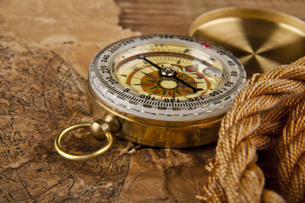 Starý papír, lano a kompas na dřevěný stůl - Fotografie, Obrázek