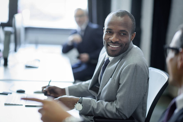 Selektiver Fokus multikultureller Geschäftsleute, die sich am Arbeitsplatz im Büro unterhalten - Foto, Bild