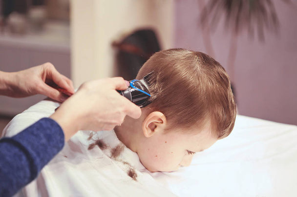 Мальчик в парикмахерской. Ребенок боится стрижек. Волосы
 - Фото, изображение